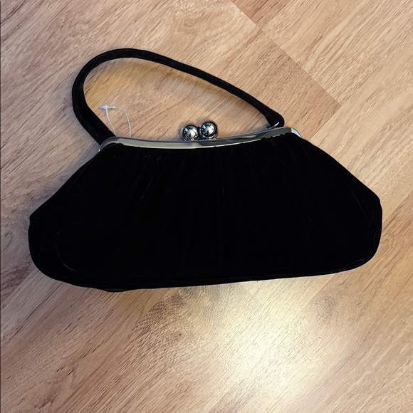 Elegant Black Velvet Kisslock Clutch - Picture 6 of 7